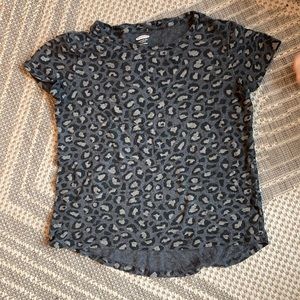 Old Navy leopard print t shirt in gray and black - size 6-7